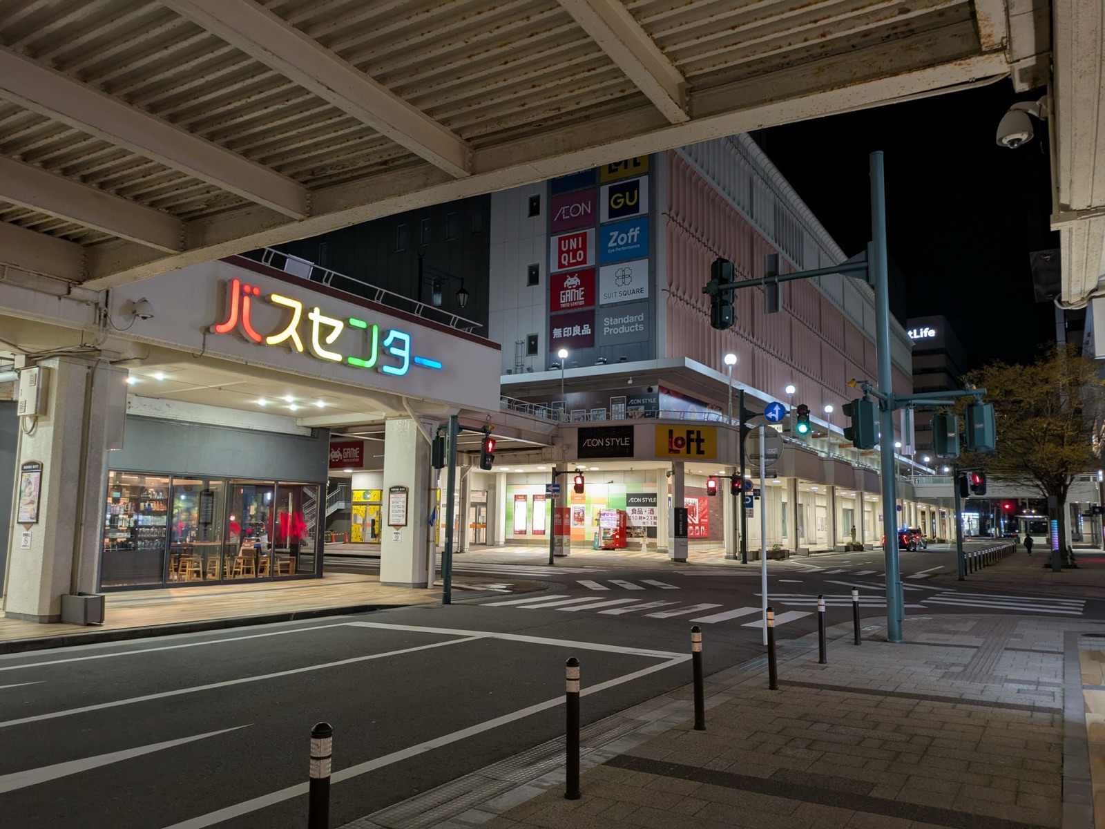 夜の万代シテイ・バスセンター前の交差点